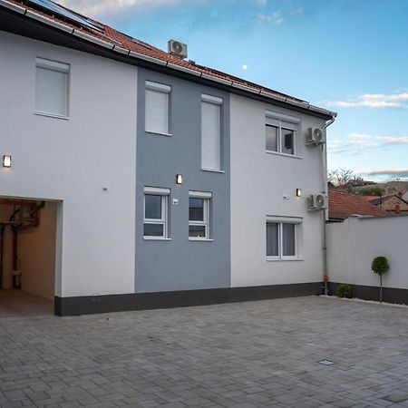 Var Apartman Eğri Dış mekan fotoğraf